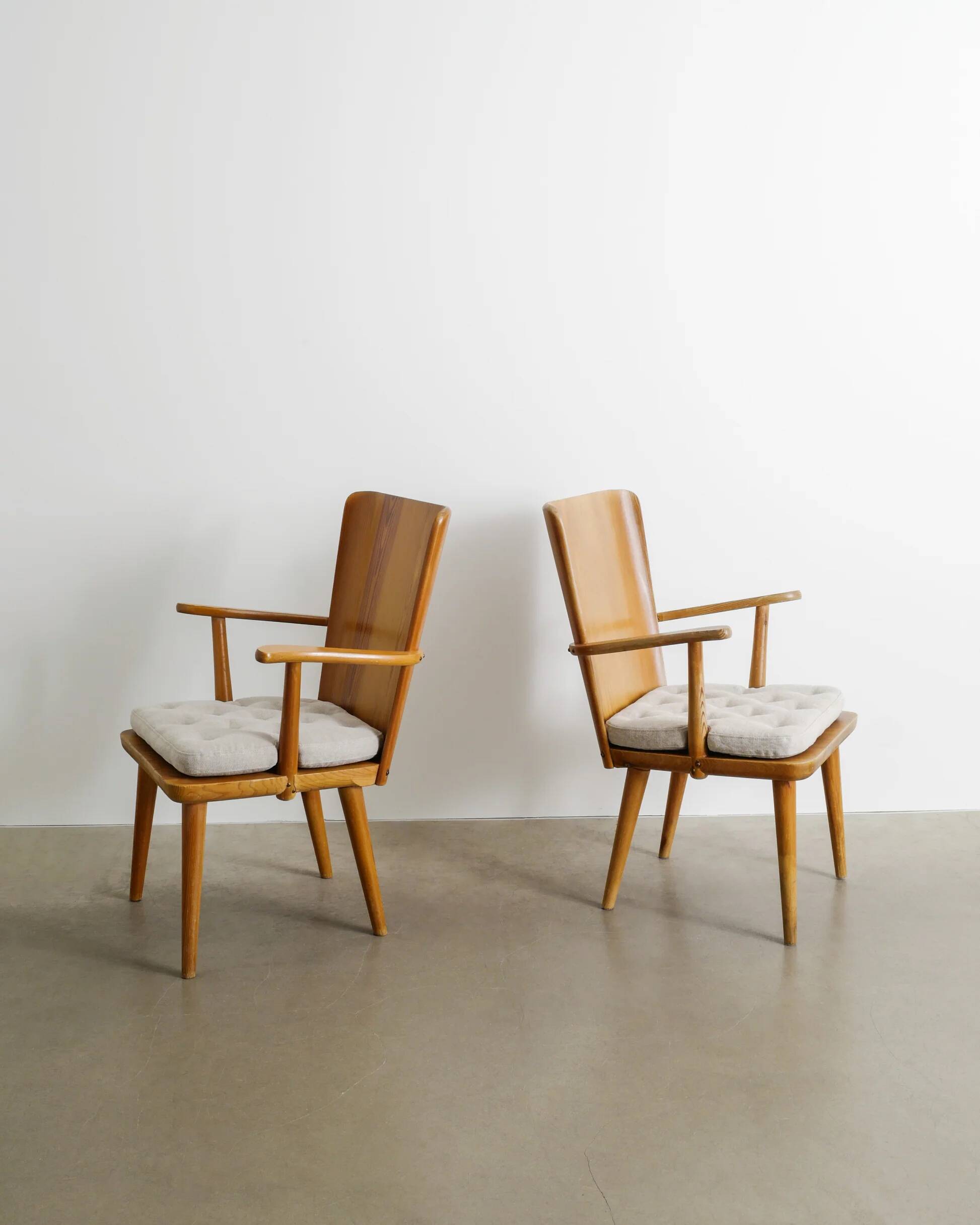 Paire de fauteuils en bois suédois du milieu du siècle par Göran Malmvall, années 1940.