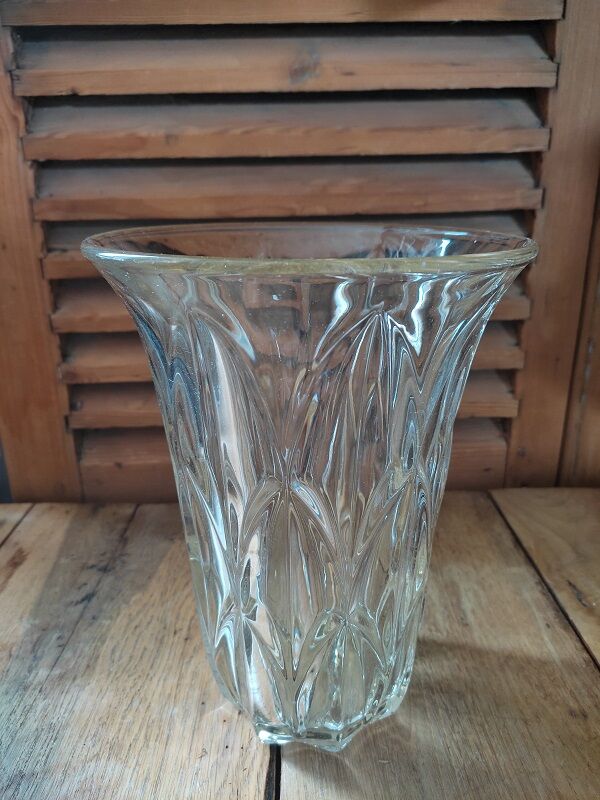 Chiseled molded glass vase