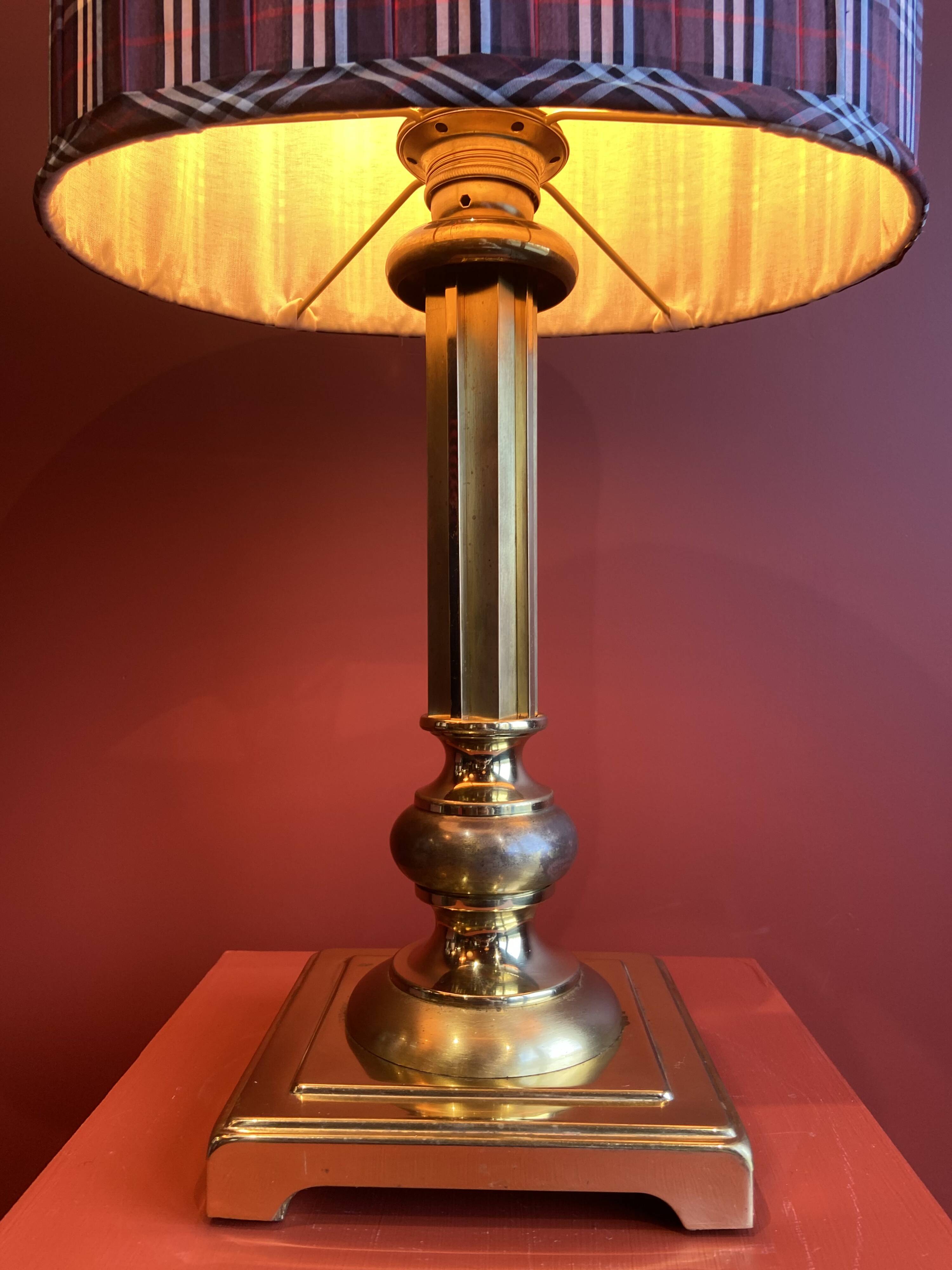 Lamp base in gilded brass, oval silk lampshade with a checkered pattern in burgundy.