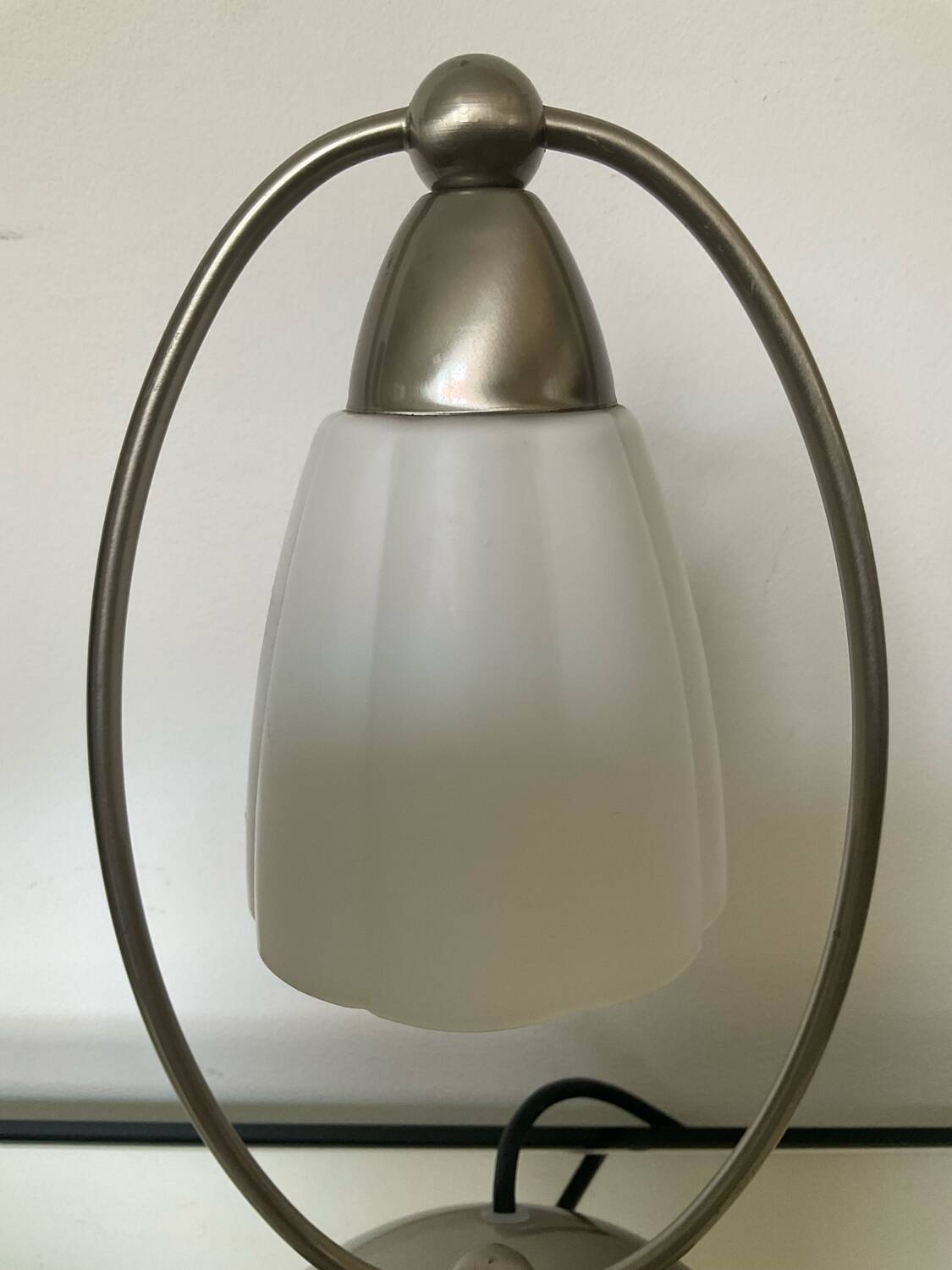 Lampe vintage en opaline et aluminium brossé