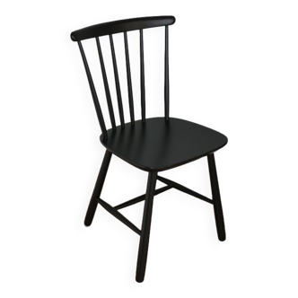 Black Scandinavian chair