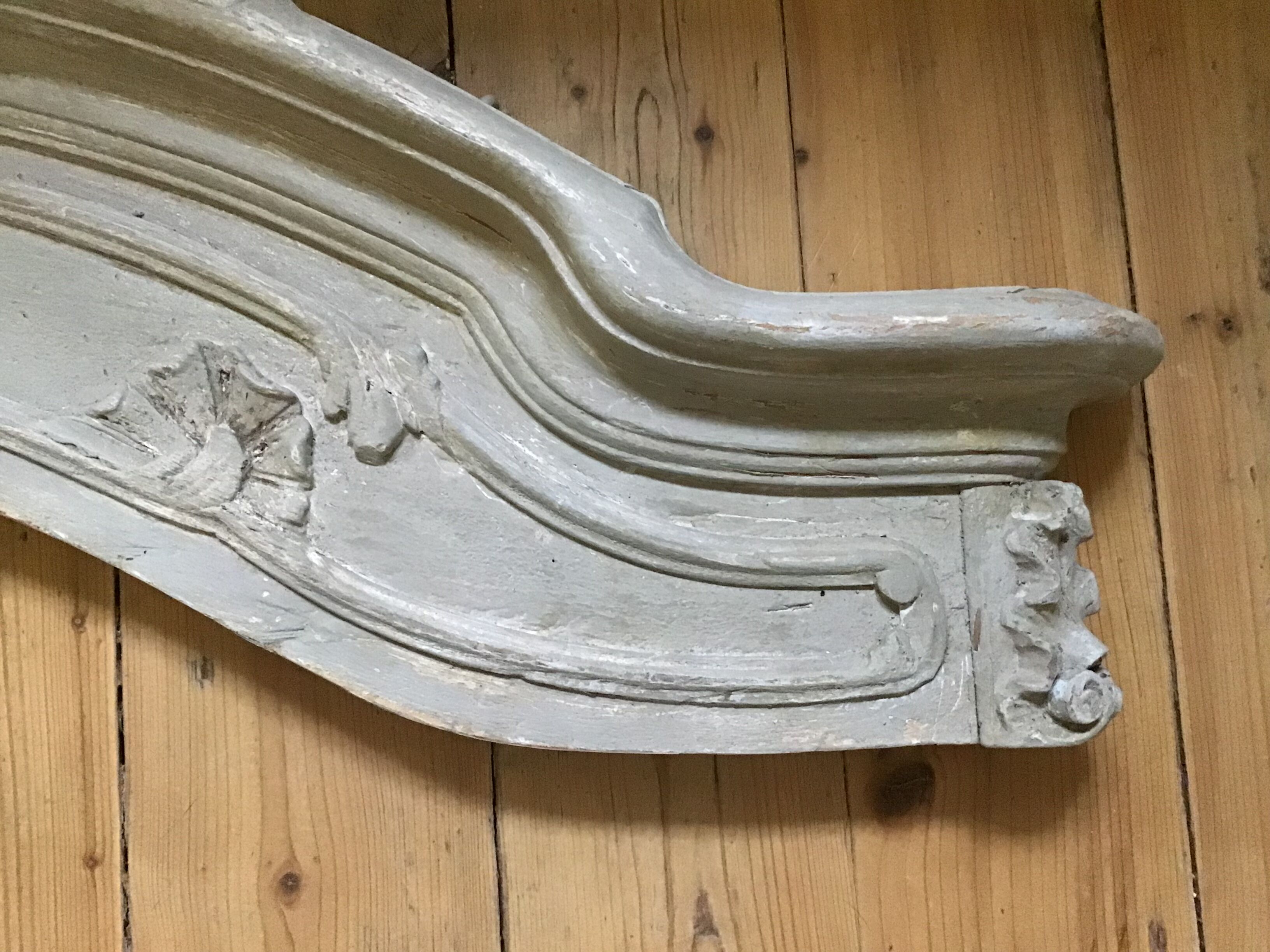 Dessus de porte fronton