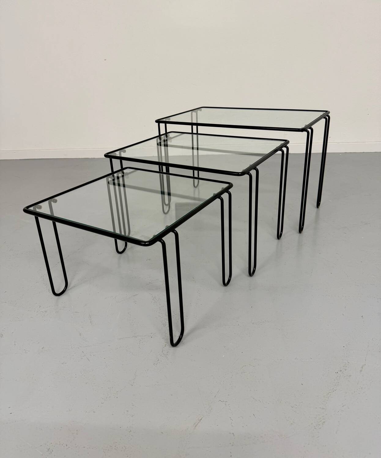 Vintage Italian design nesting coffee table in metal and glass from the 1980s