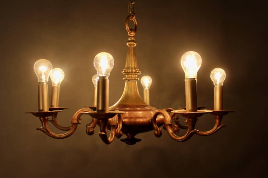 Bronze chandelier with double patina and 8 light arms.