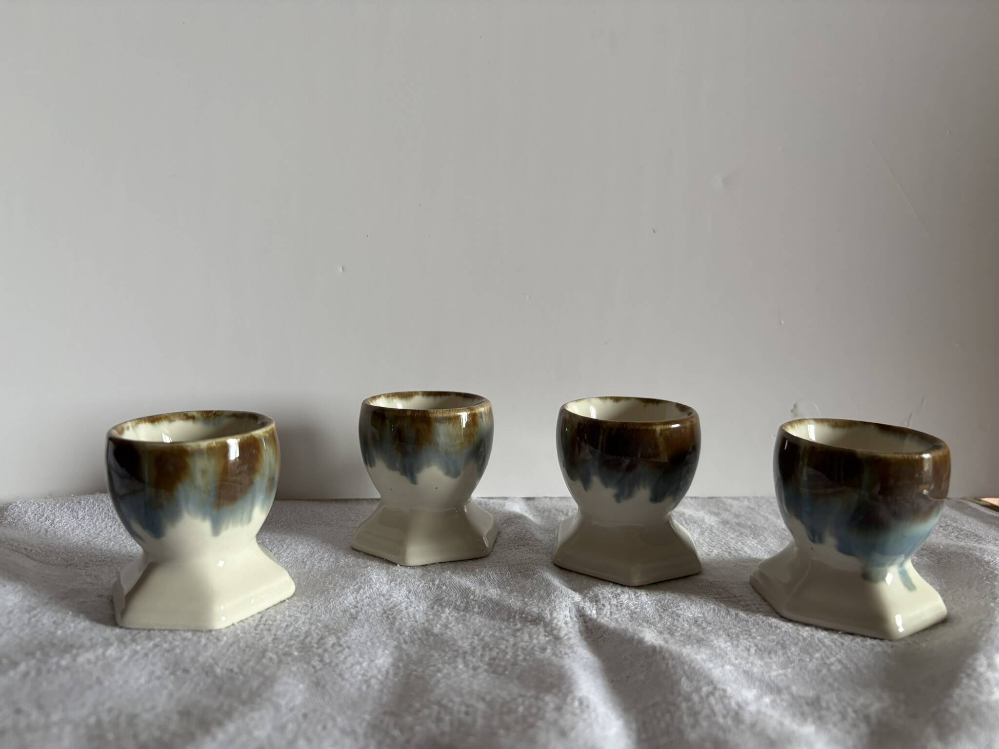 Set of 4 vintage egg cups in glazed ceramic.