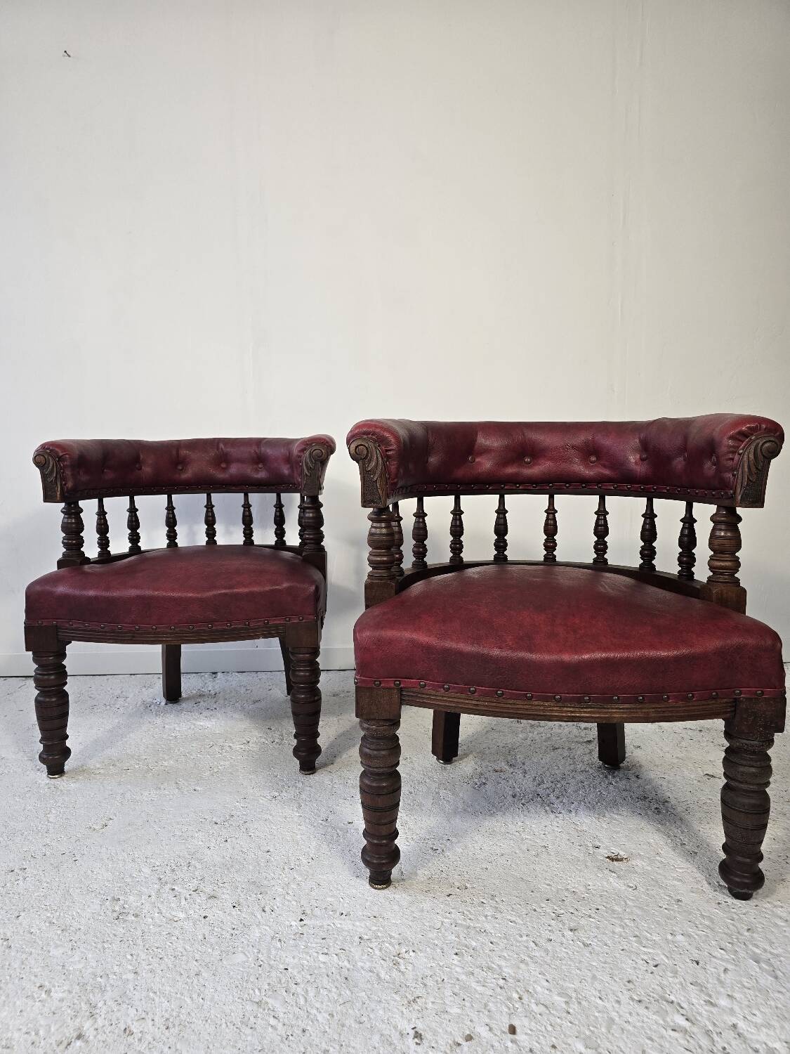 Pair of barrel chairs in turned wood and burgundy leather – Productio