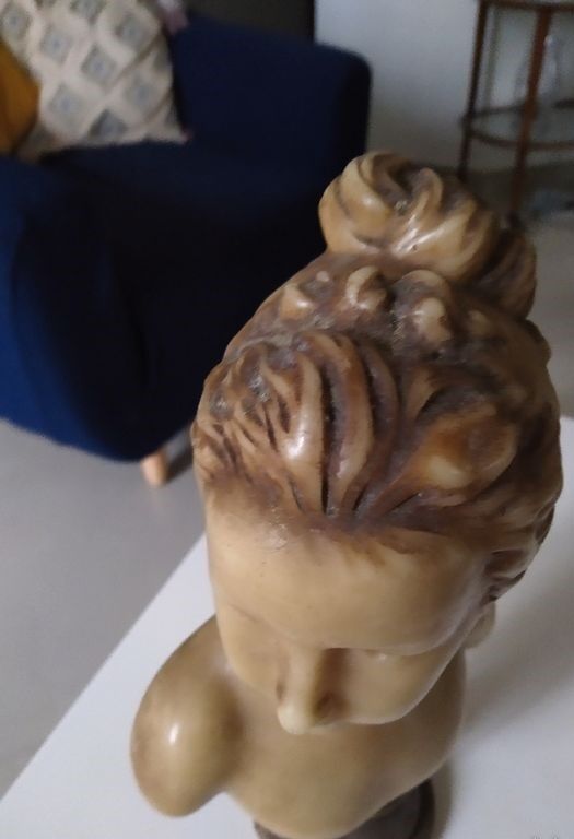 Buste de jeune fille fin XIXeme