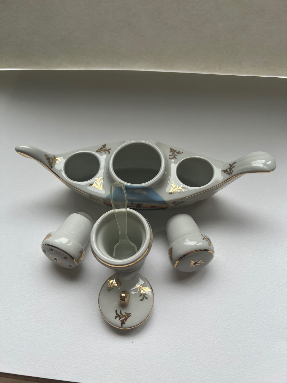 Salt shaker, mustard pepper shaker, liner shape