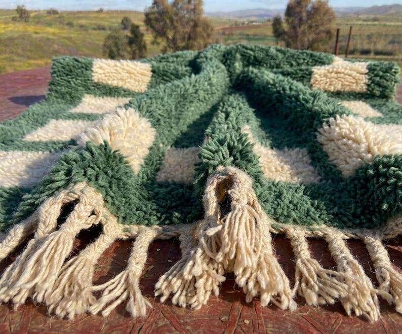 Moroccan Berber rug in green and ecru 300x200 cm – square geometric pattern