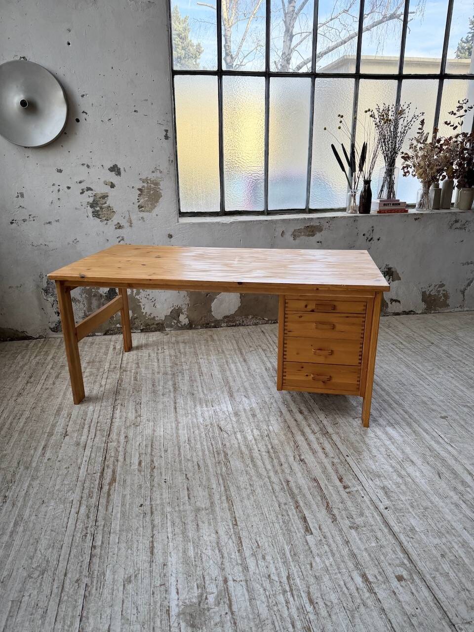 Bureau pin suédois style aperldoon 1970