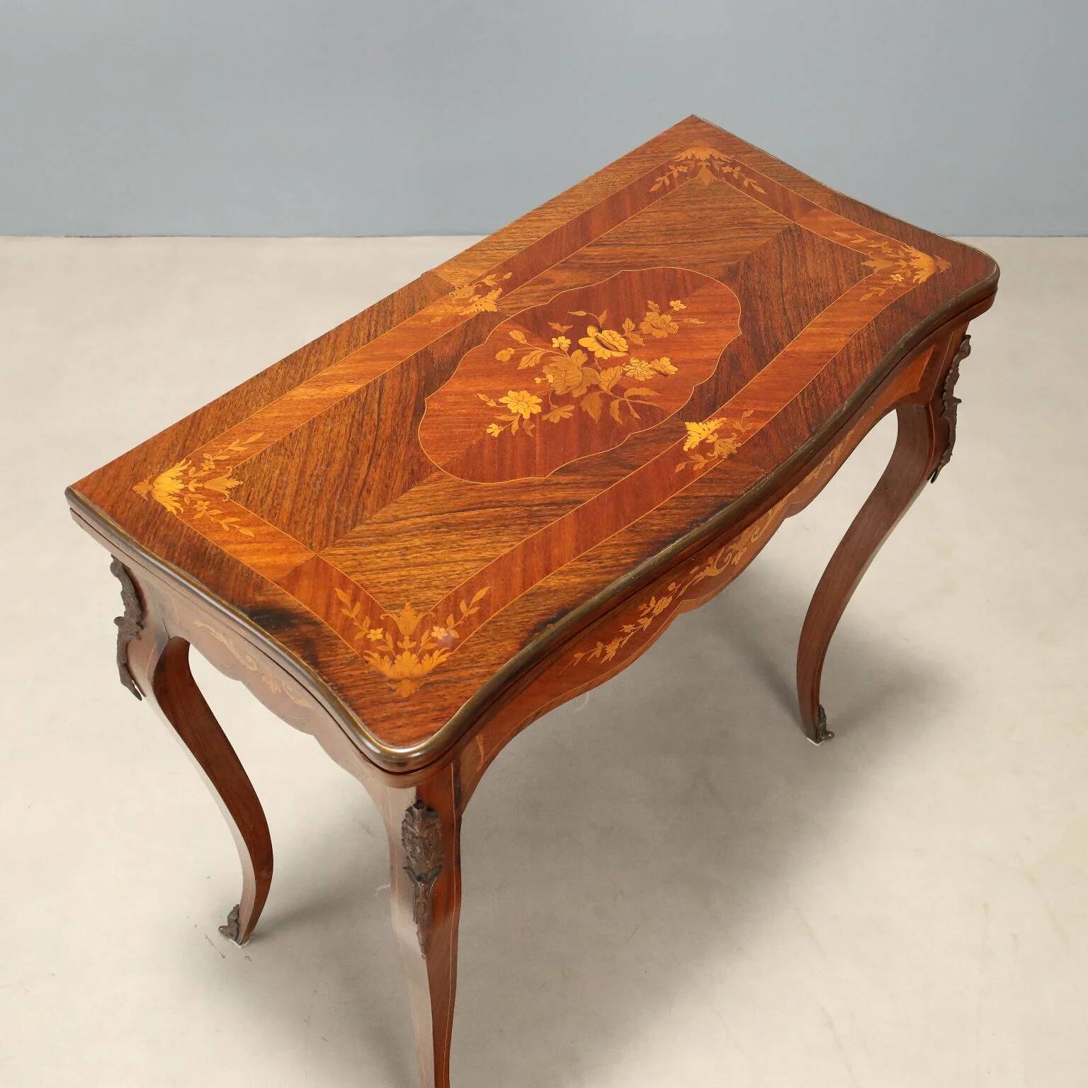 Game table in Indian rosewood and mahogany