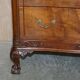 Commode Victorienne Tardive en Bois Dur Pieds Griffe et Boule