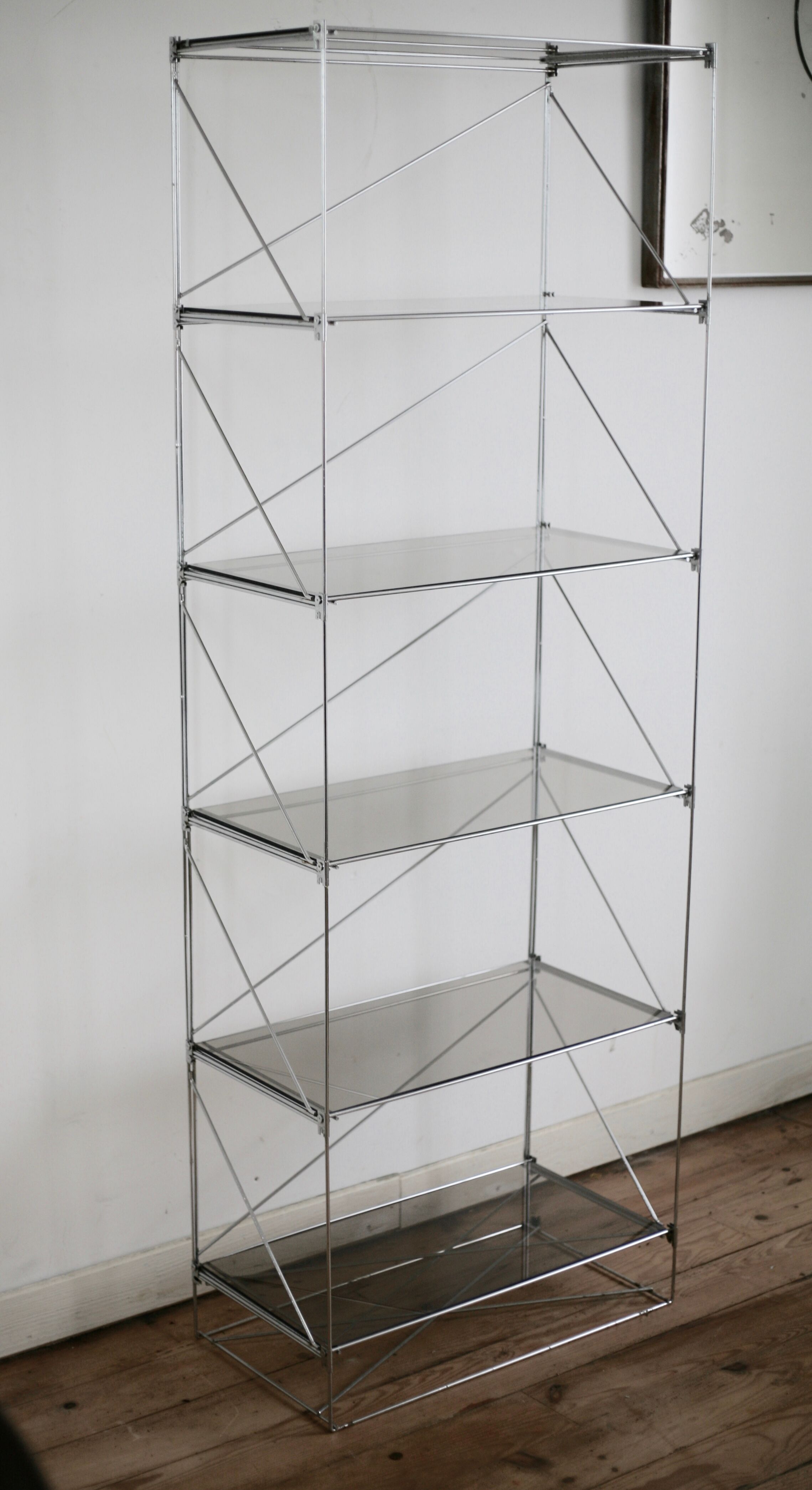Etagère Isocèle de Max Sauze, acier et verre fumé, France circa 1970
