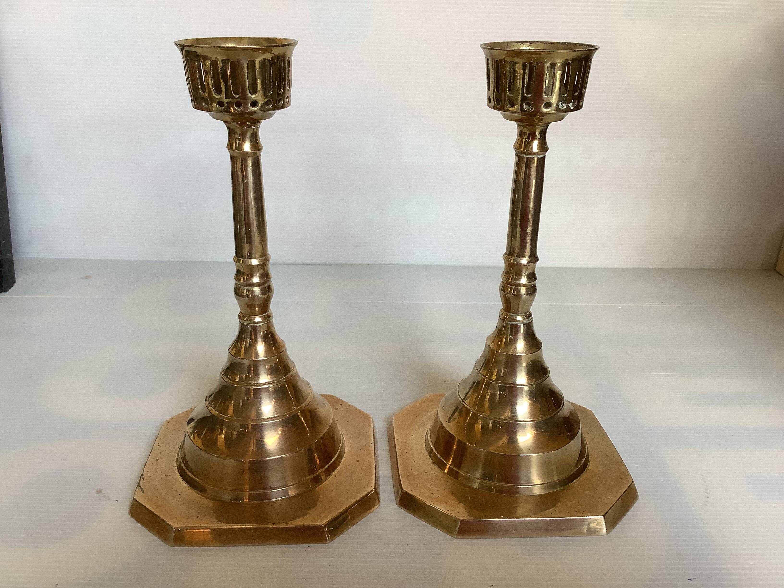 Paire de grands bougeoirs en laiton