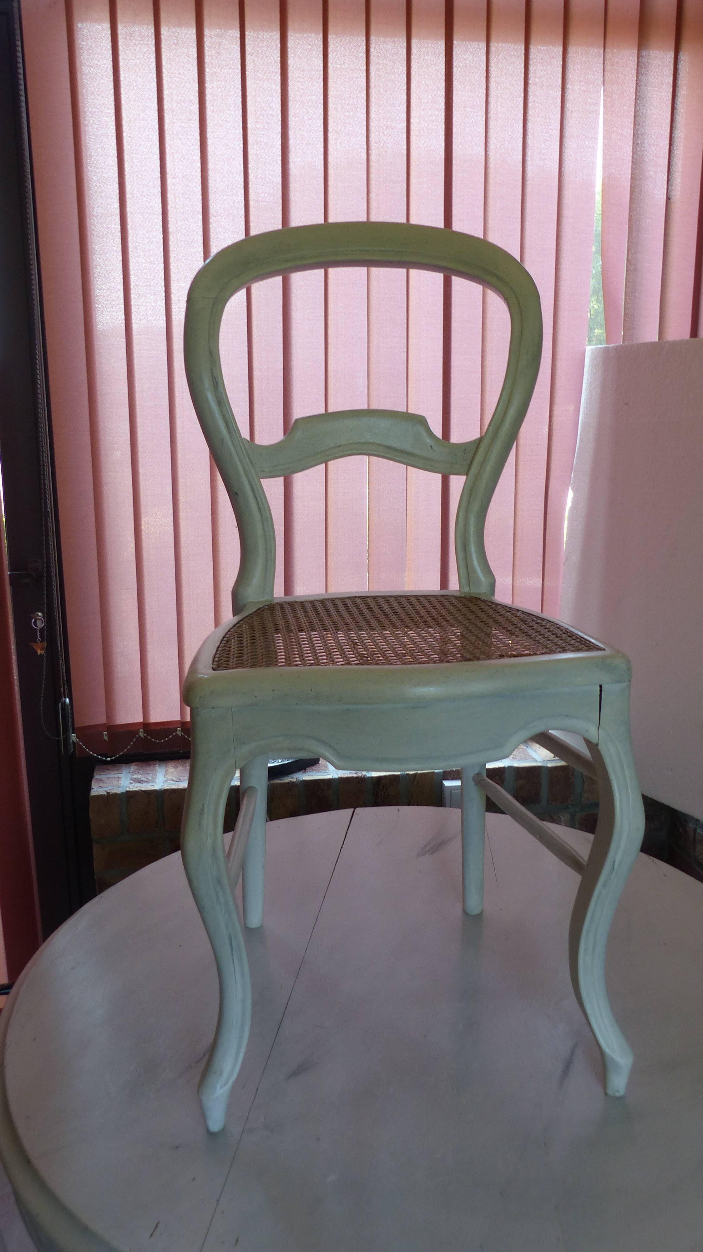 Round table & 3 chairs