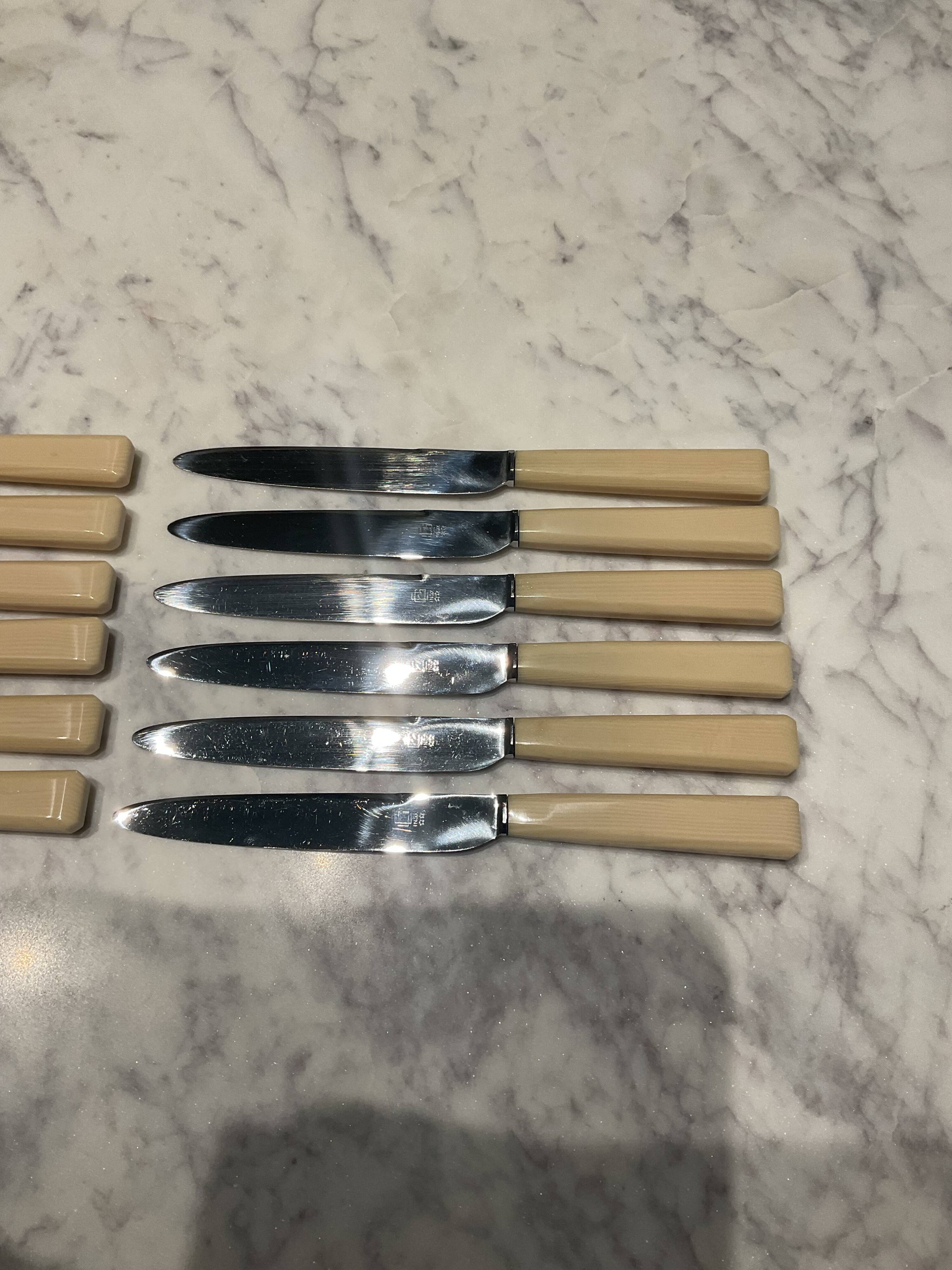 1é couteaux à fromage ou entremets . Inox et Bakélite