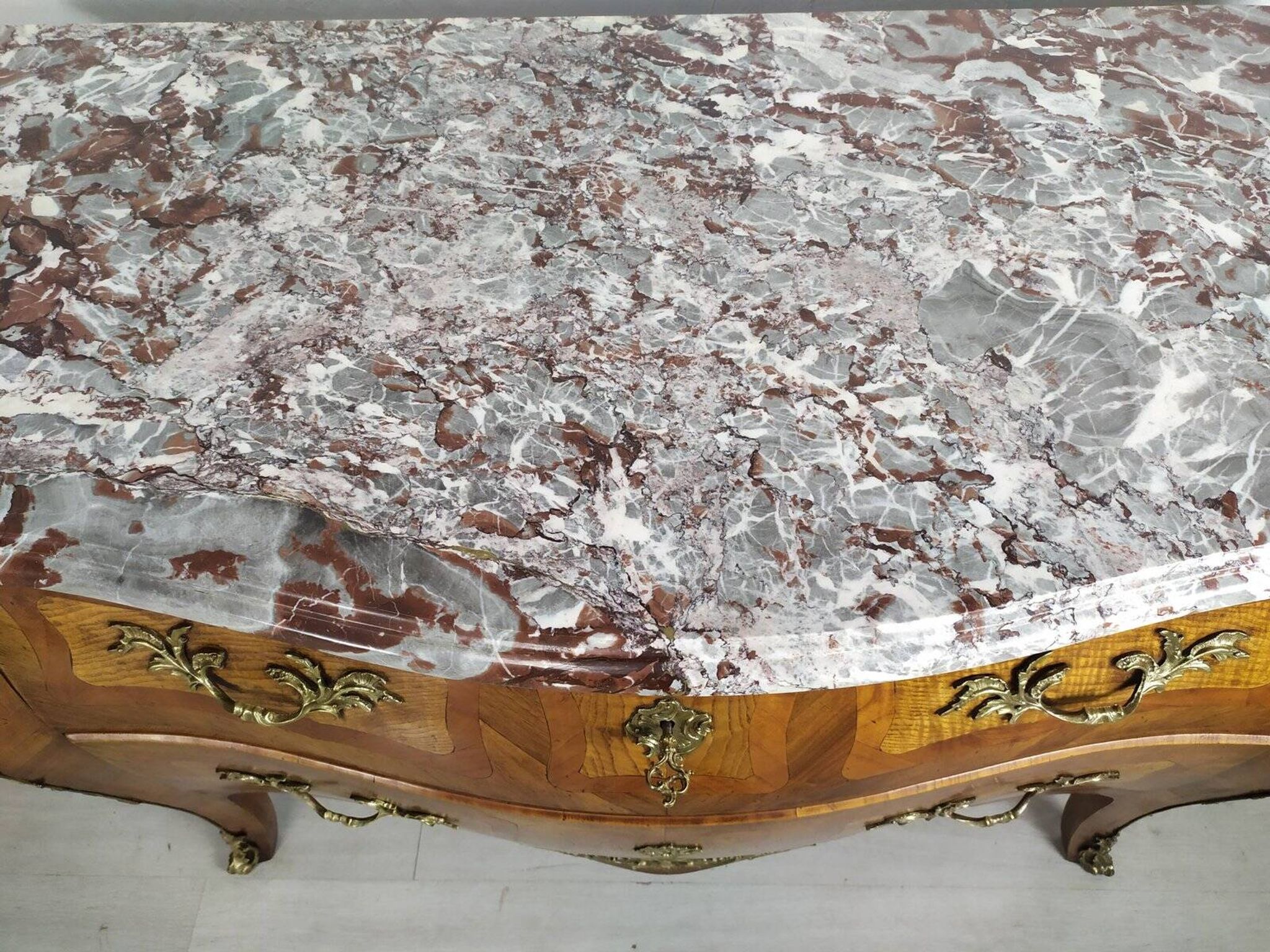 Commode galbé Louis XV
