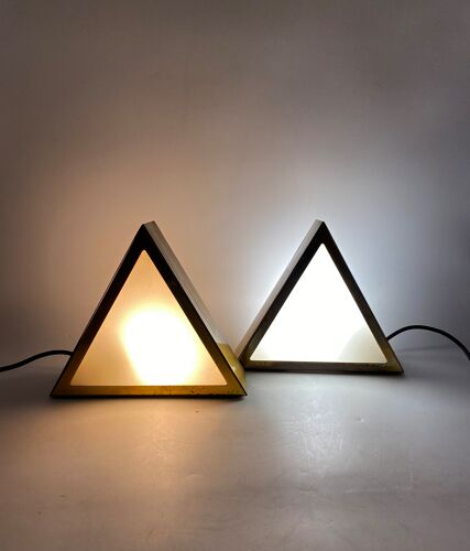Lot de 2 lampes de table triangulaires en laiton, Italie Années 1970