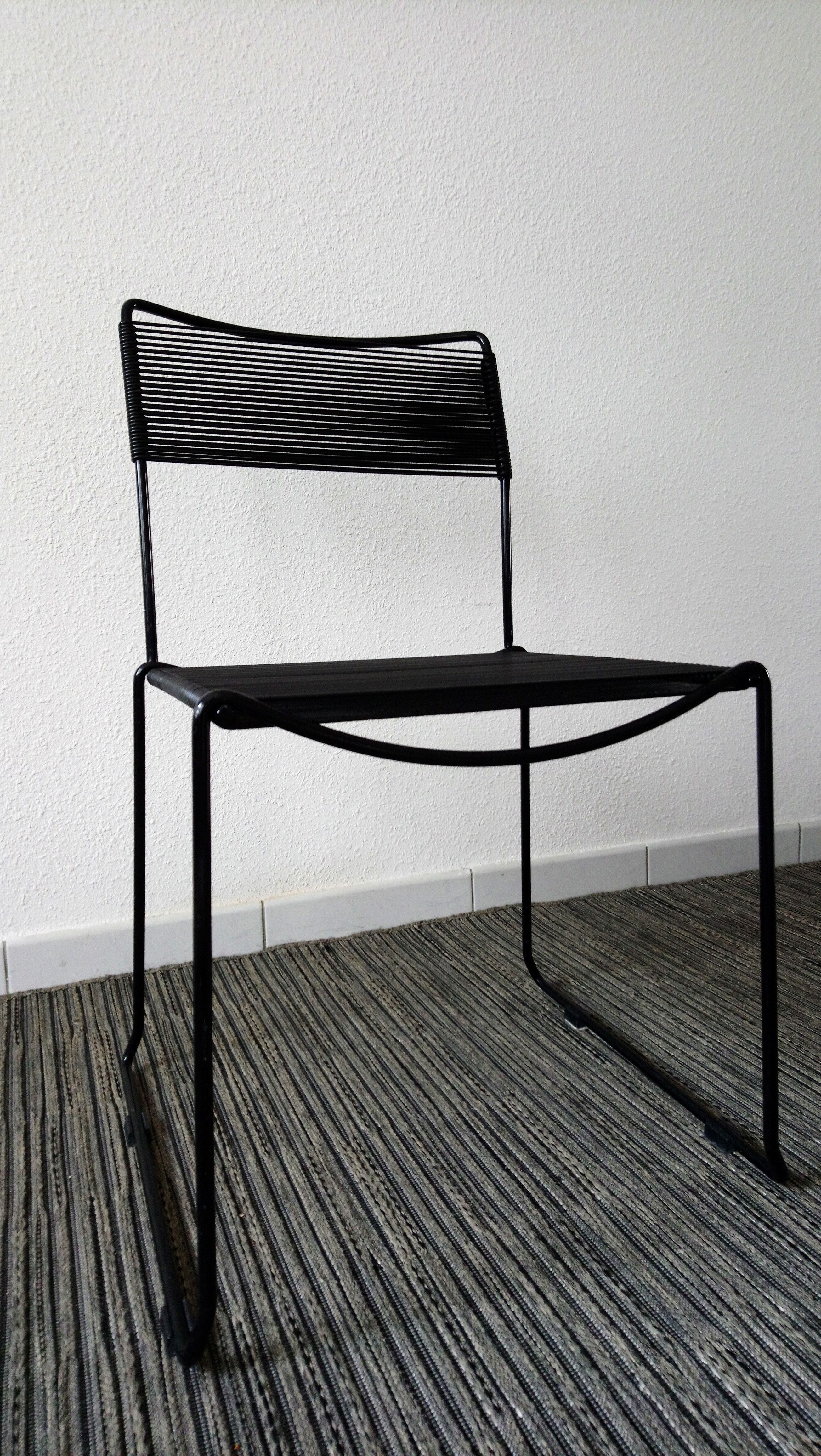 Paire de chaises spaghetti scoubidou noires années 70