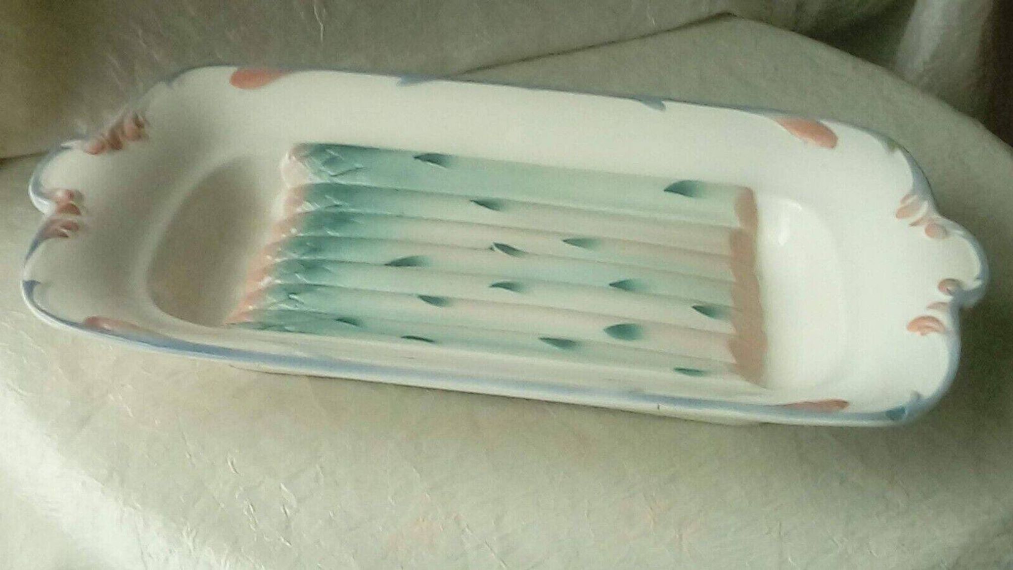 Asparagus dish in barbotine faience from Digoin Sarreguemines.