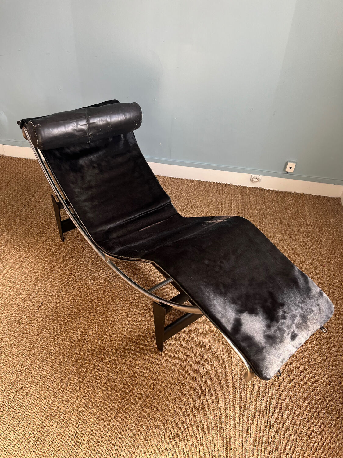 Chaise longue Le Corbusier LC4, signée et numérotée