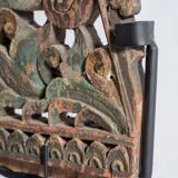 Indonesian construction element in carved wood with intertwined plant motifs mounted on a base (fri