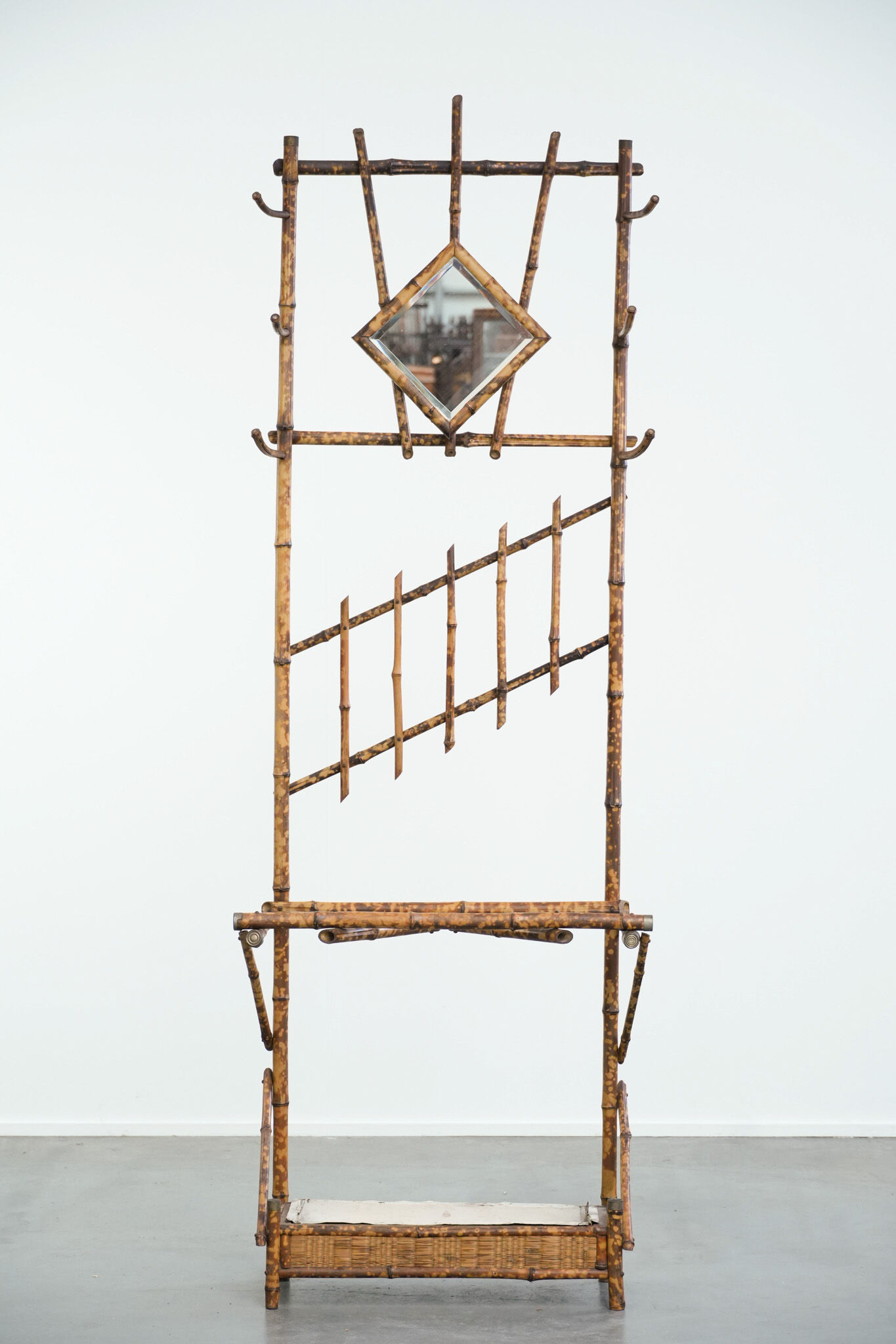 Porte-manteau ancien français en bambou, avec miroir et porte-parapluie.