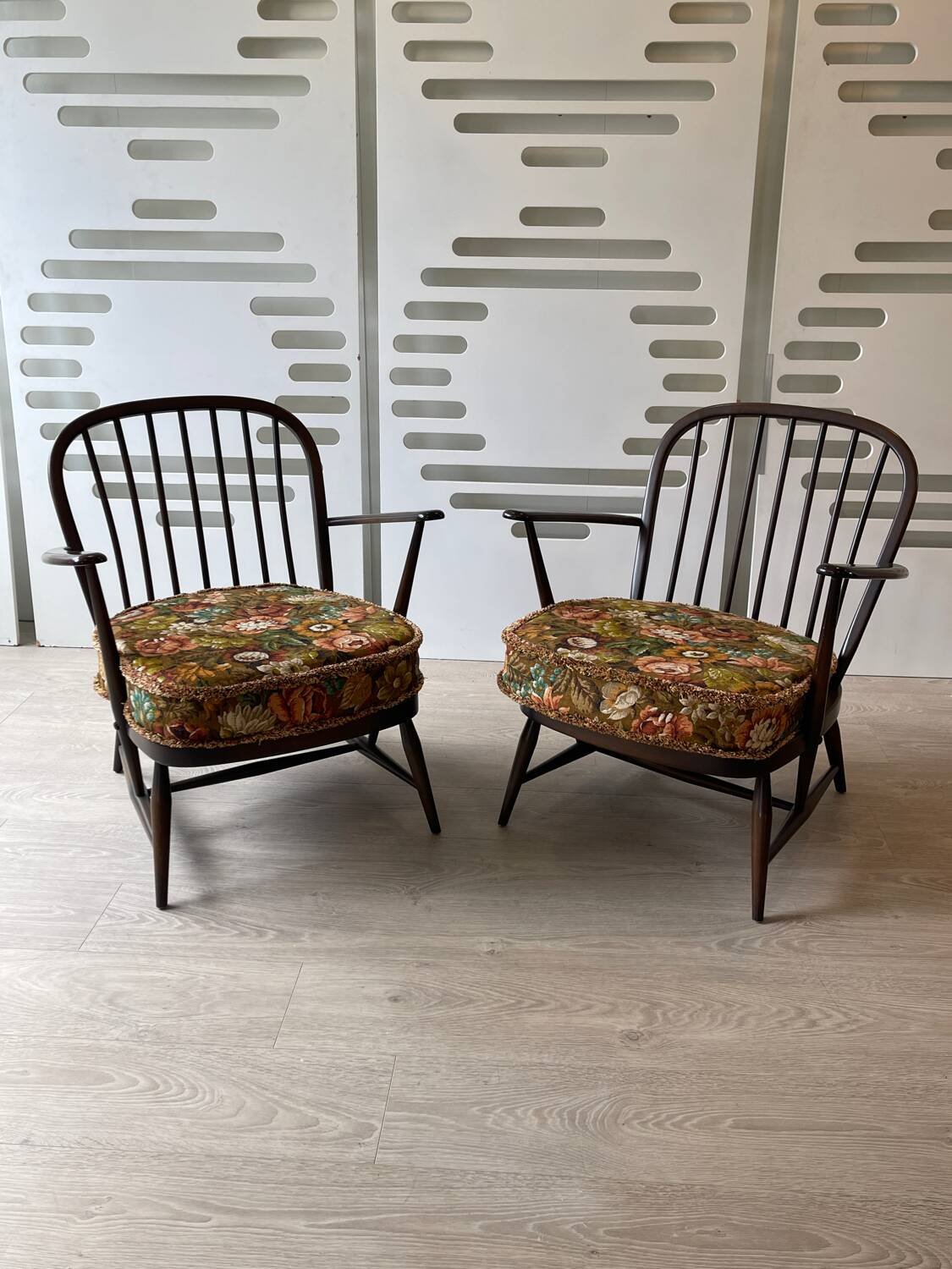 Ercol lounge, Windsor model, 1 two-seater sofa and 2 armchairs.