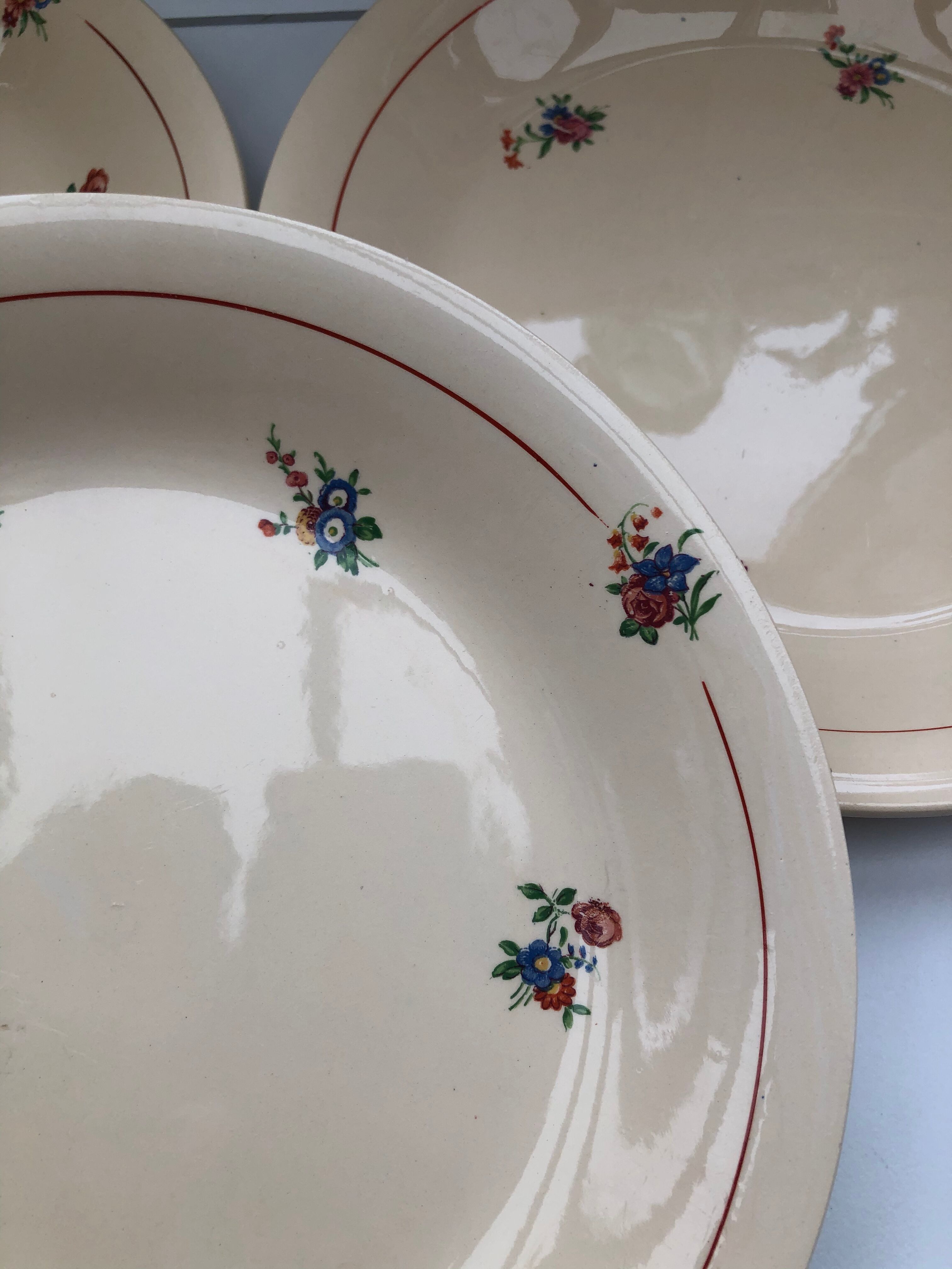 Flat plates with fine flowers