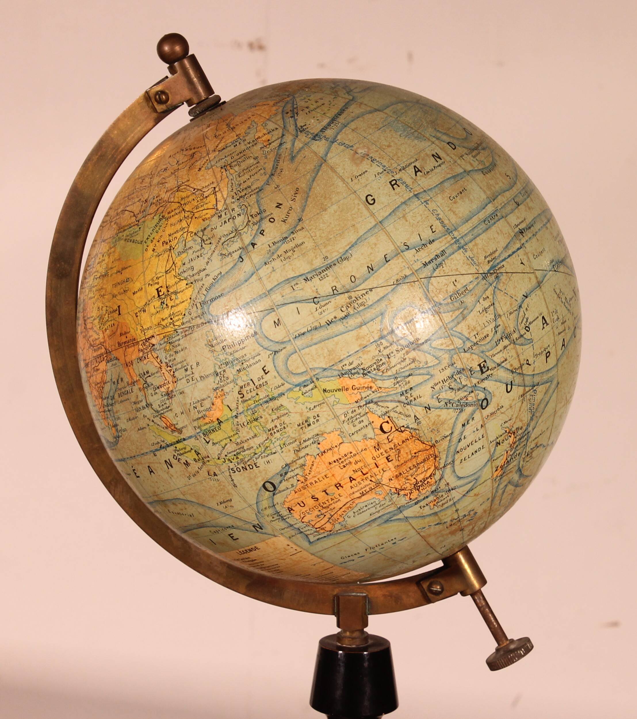 Globe terrestre par J.Forest éditeur Girard & Barrière, début du 20ème s.