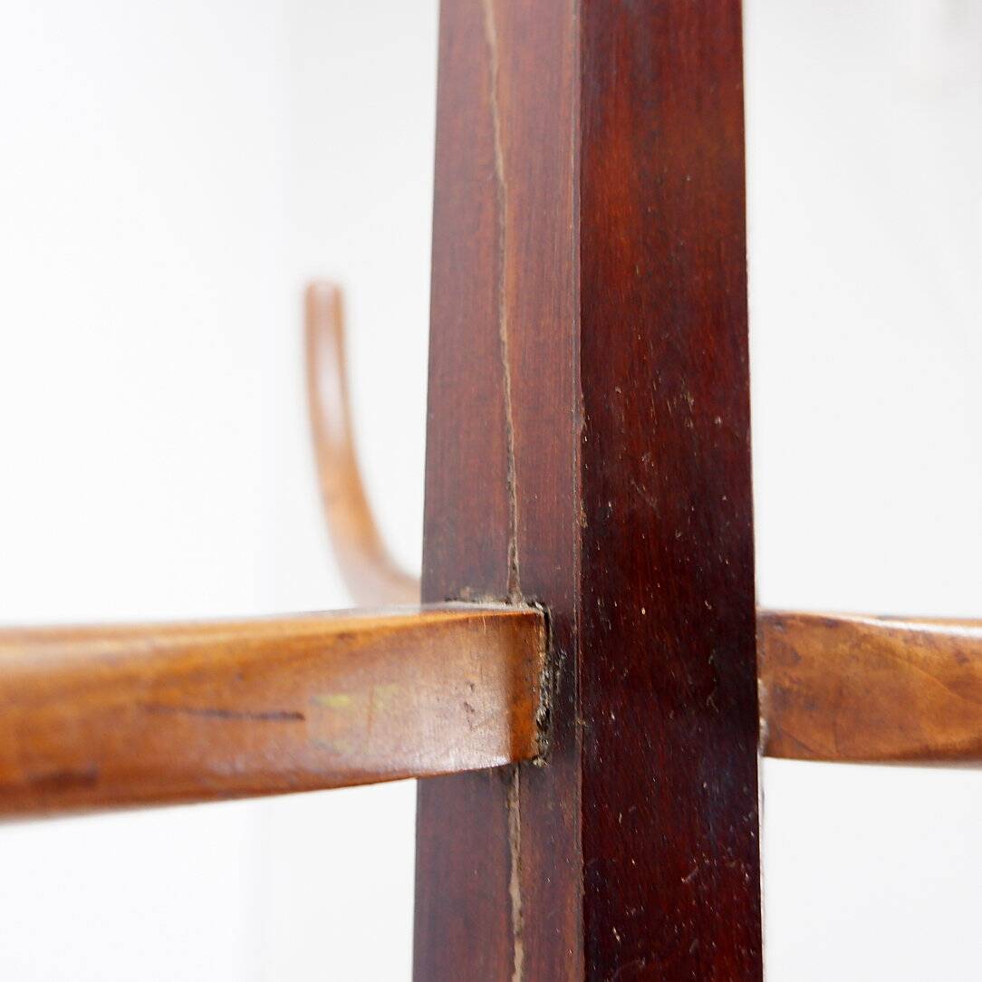 Porte-manteau ou chapeau vintage en bois sur trépied