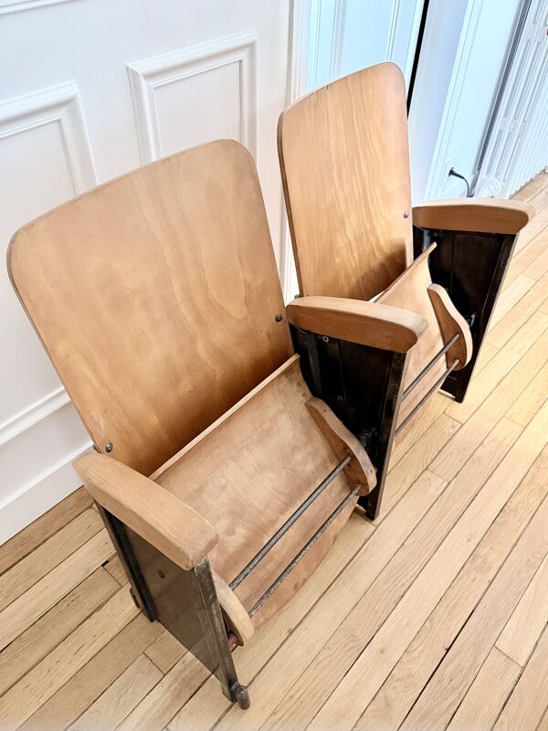 Authentiques fauteuils de cinéma anciens – paire d’origine en bois – assise