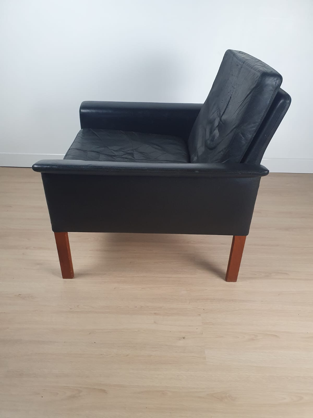 D500 armchair in black leather by Hans Olsen 1960