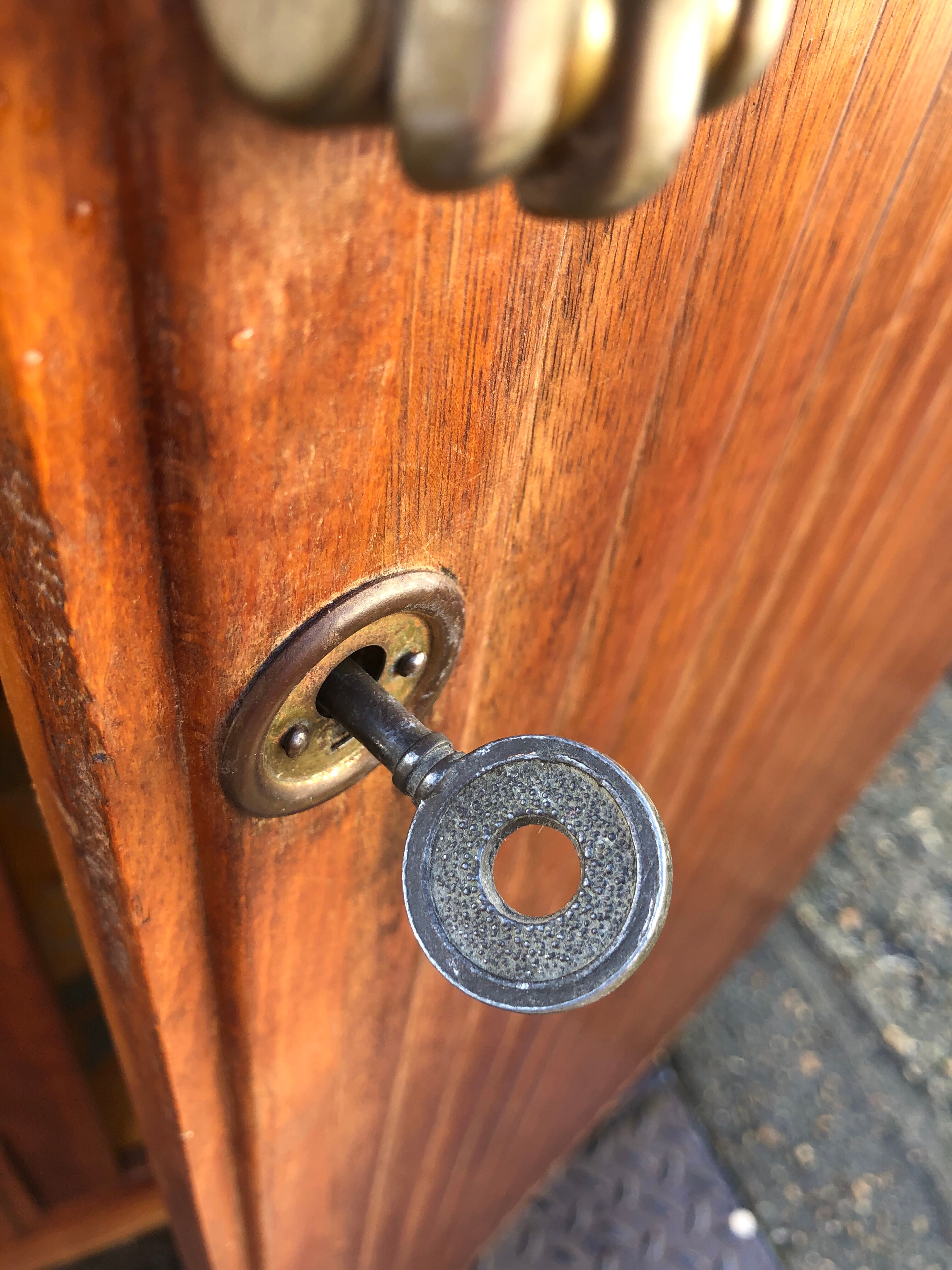 Asymmetrical cabinet