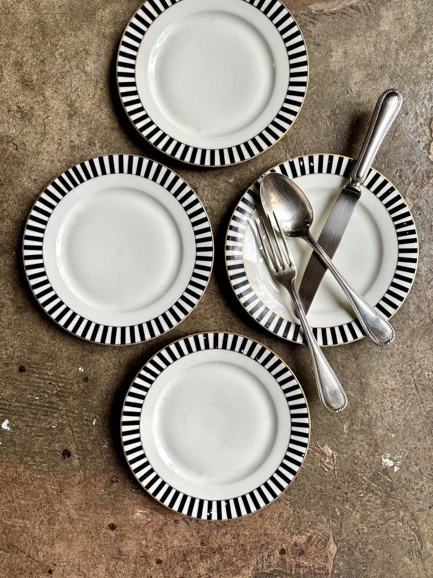 4 dessert plates in white, black and gold Limoges porcelain