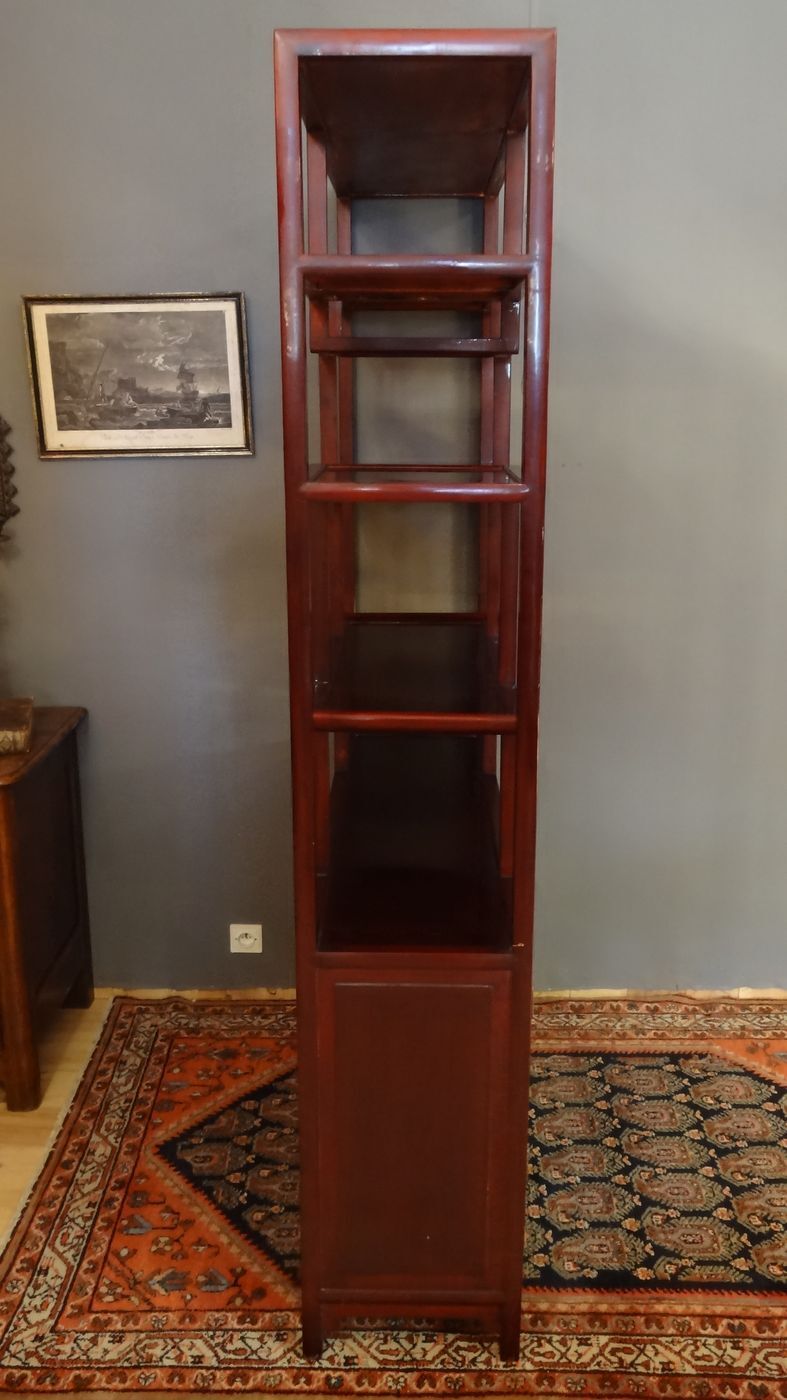 Low sideboard surmounted by bibus shelves in red lacquered wood, China XXth, 120 x 195 cm
