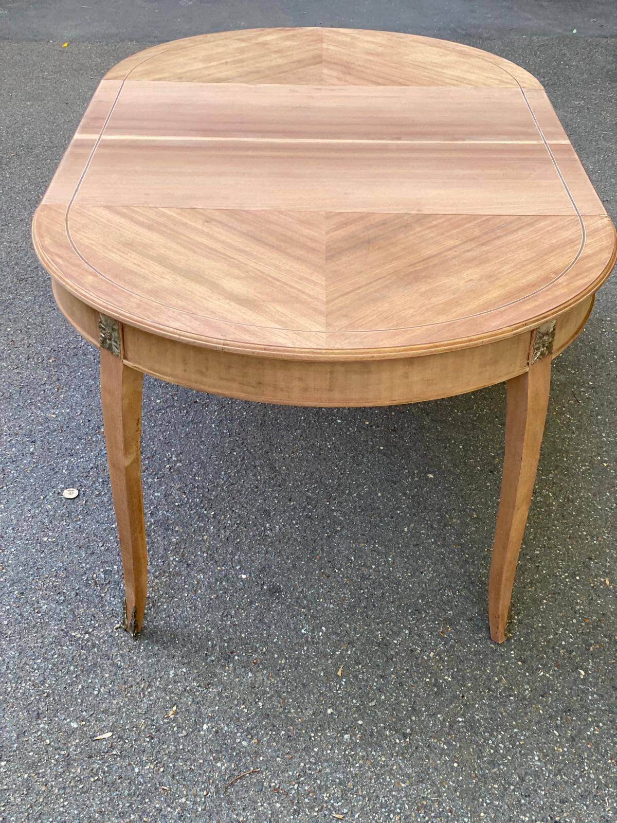 Round extendable dining table stripped in cherry wood with Louis XVI marquetry 1