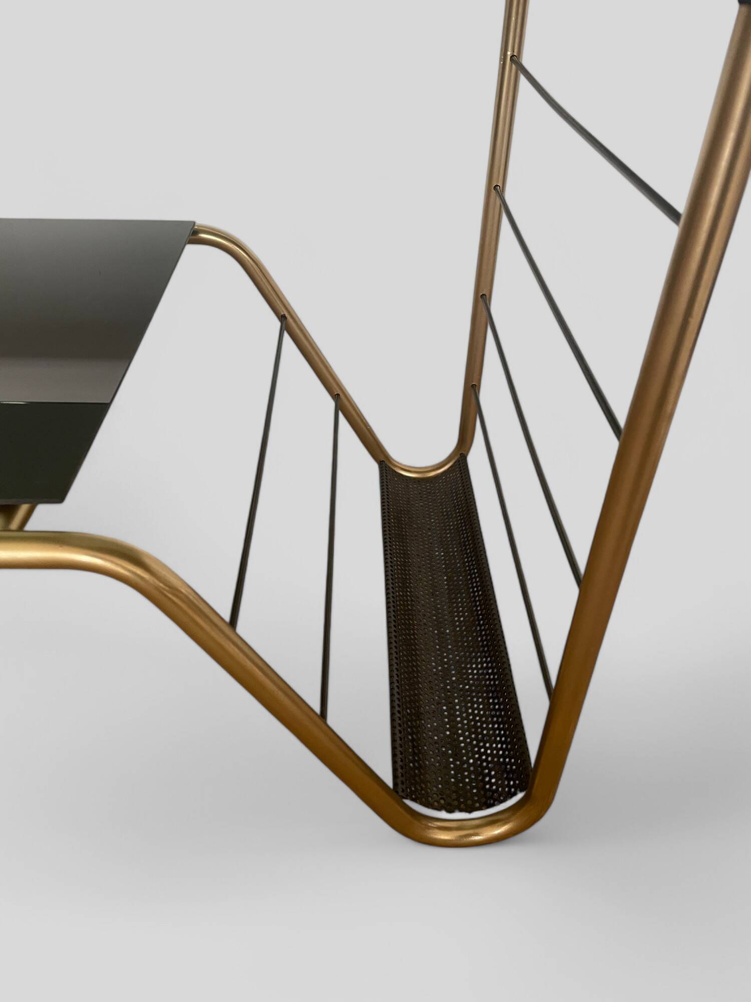 Table basse moderniste en métal et verre fumé