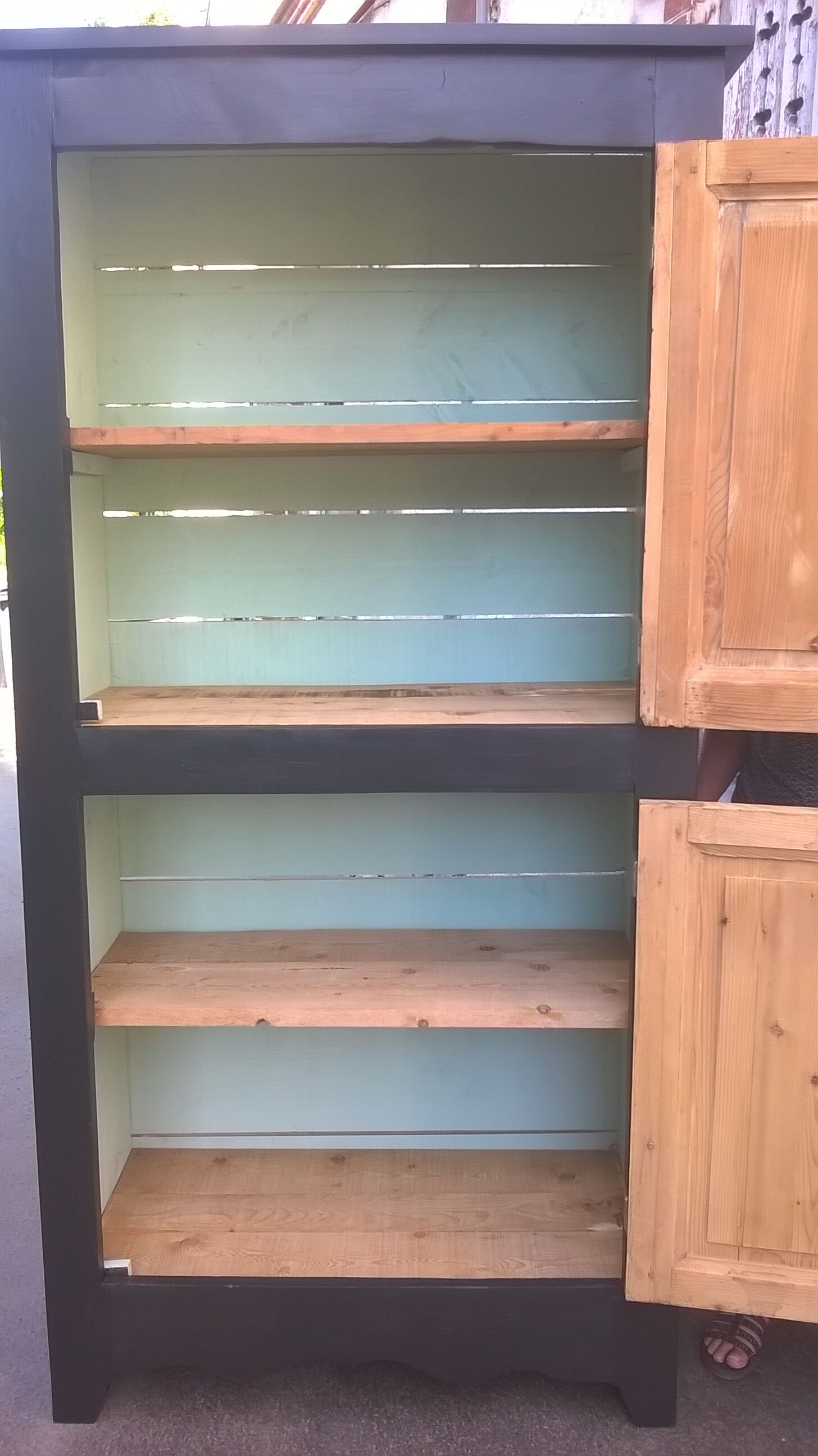 Cabinet patina black and green