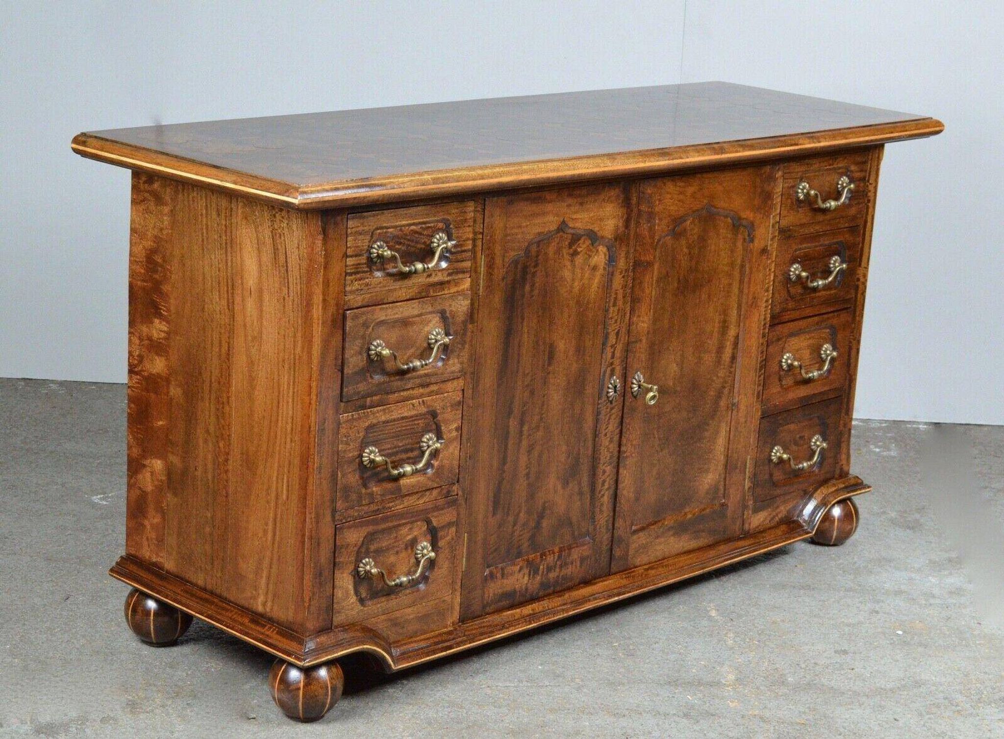 Buffet rustique en noyer ancien avec parquetterie incrustée, qualité vintage