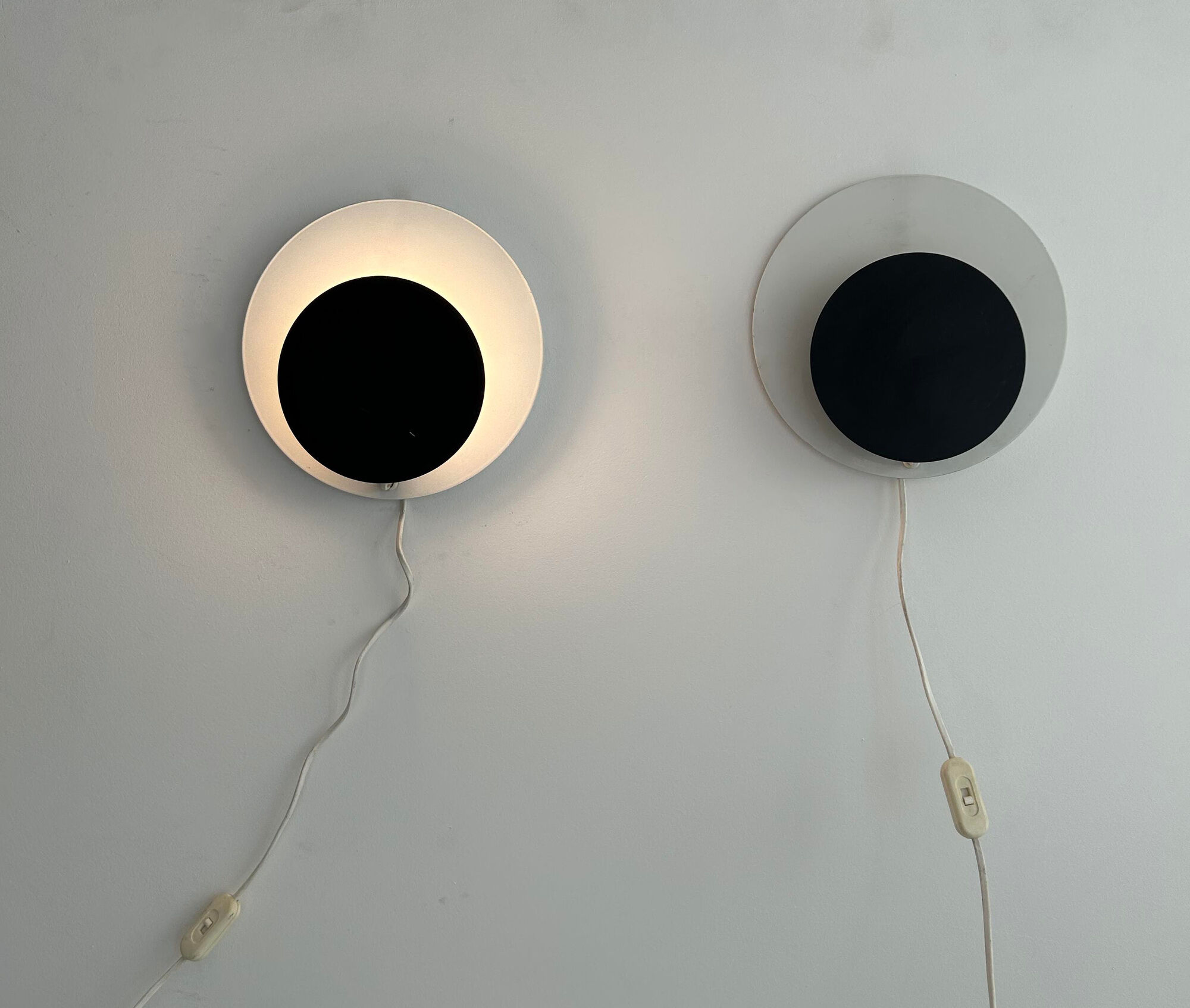 Pair of vintage "Cirkle" wall lights in black and white lacquered metal, Denmark 1970