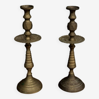 Fake pair of oriental candlesticks in engraved bronze mid-20th century