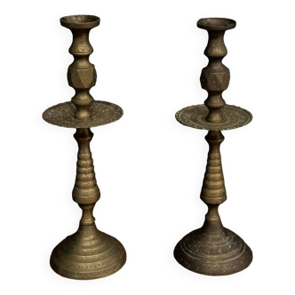 Fake pair of oriental candlesticks in engraved bronze mid-20th century