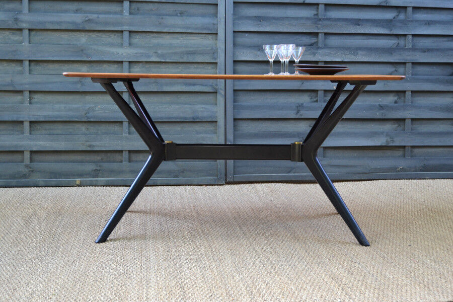 Dining table by E-gum