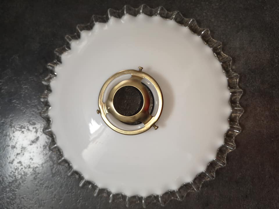 Abat-jour suspension en opaline dentelée blanche années 40 griffe laiton petit modèle