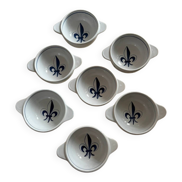 Set of seven earthenware bowls, Quimper, lily flower decoration.