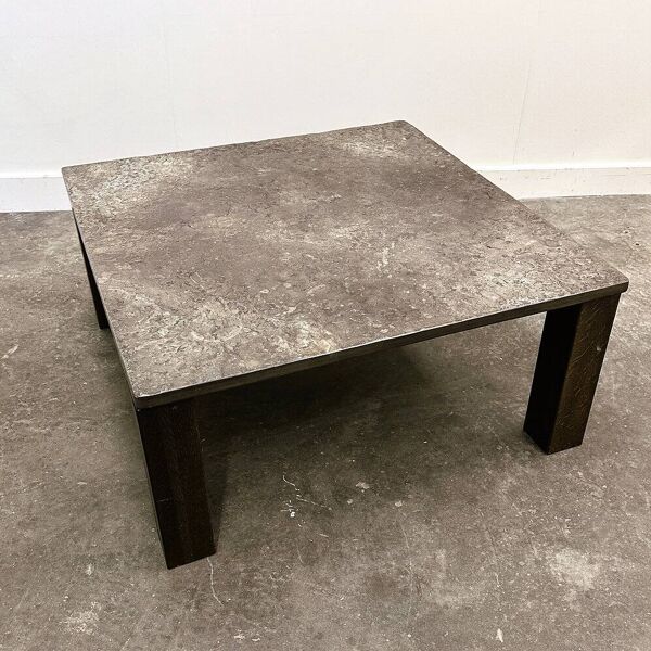 Table basse française des années 1970 en ardoise et chêne massif — dalle d'ardoise texturée, présence sculpturale