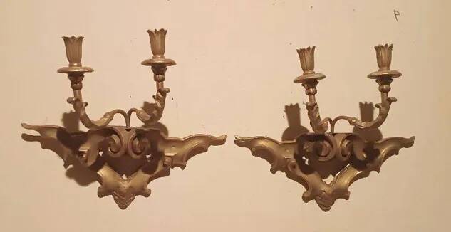 Paire de appliques murales antiques en bois doré du 19ème siècle.