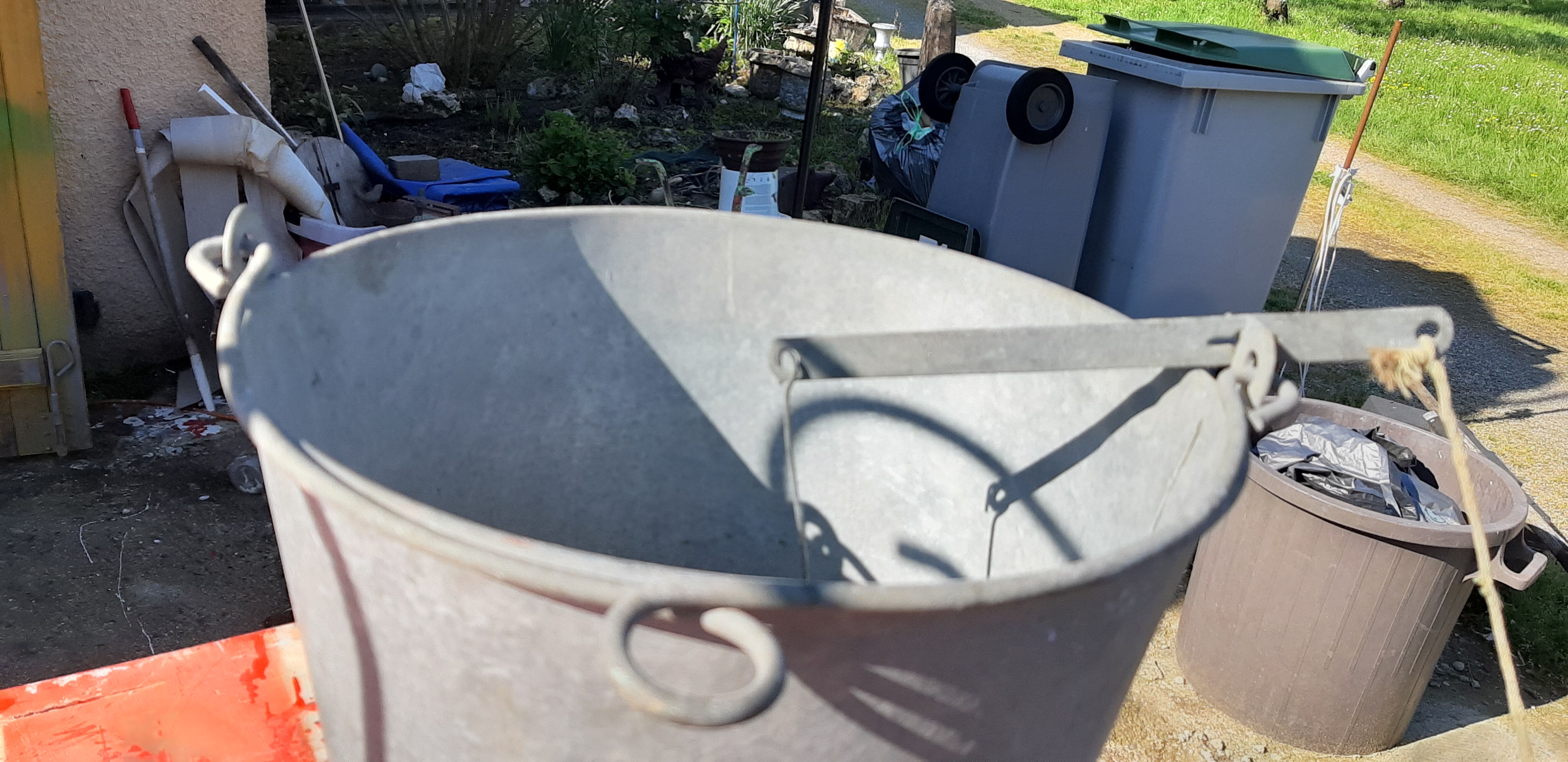 Galvanized aluminum shower seal