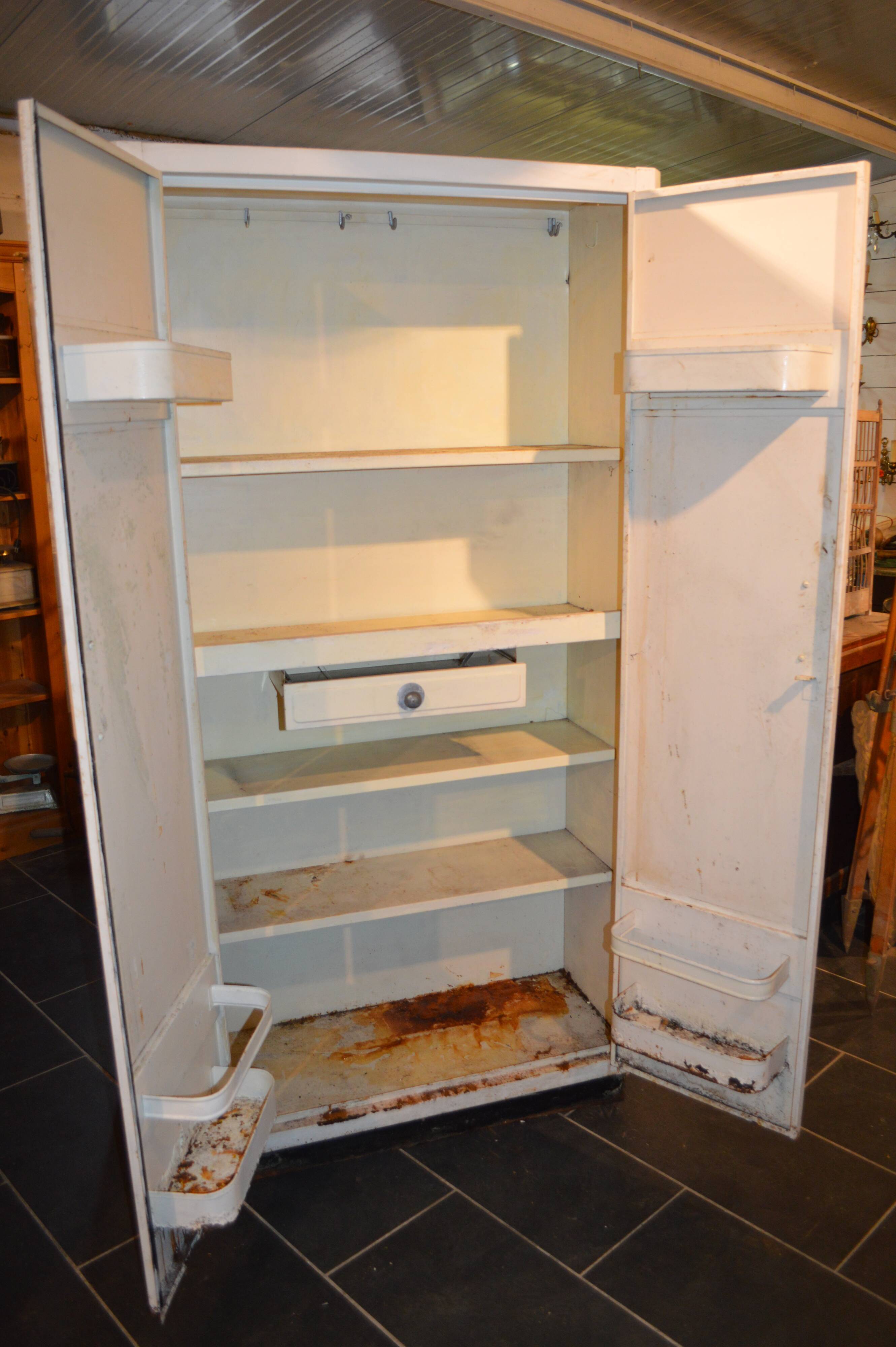 Wardrobe with 2 iron doors